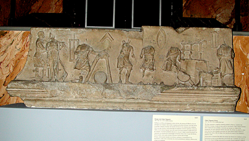 Architectes et charpentier (bas-relief).jpg